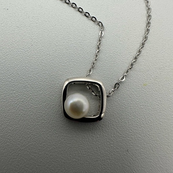 Silver 925 and Pearl Diamond Shape Necklace - Picture 6 of 8
